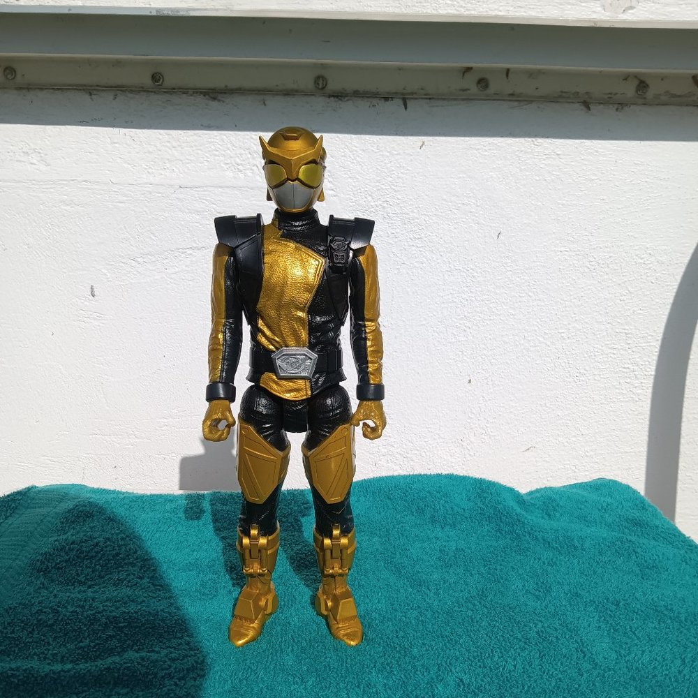 GOLDEN POWER RANGER FIGURINE TOY
